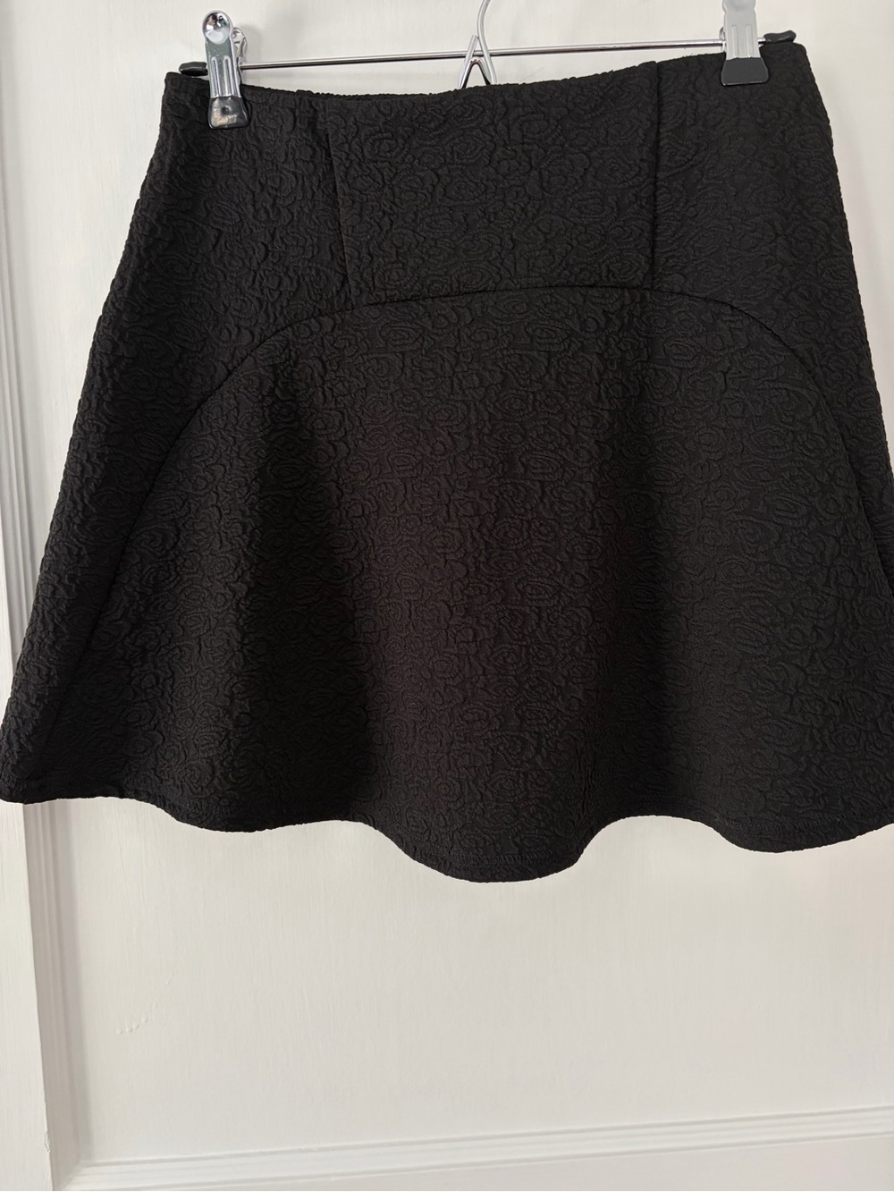 KIMCHI BLUE Embossed Floral Skirt. A-Line. Polyester Blend. Black. Medium